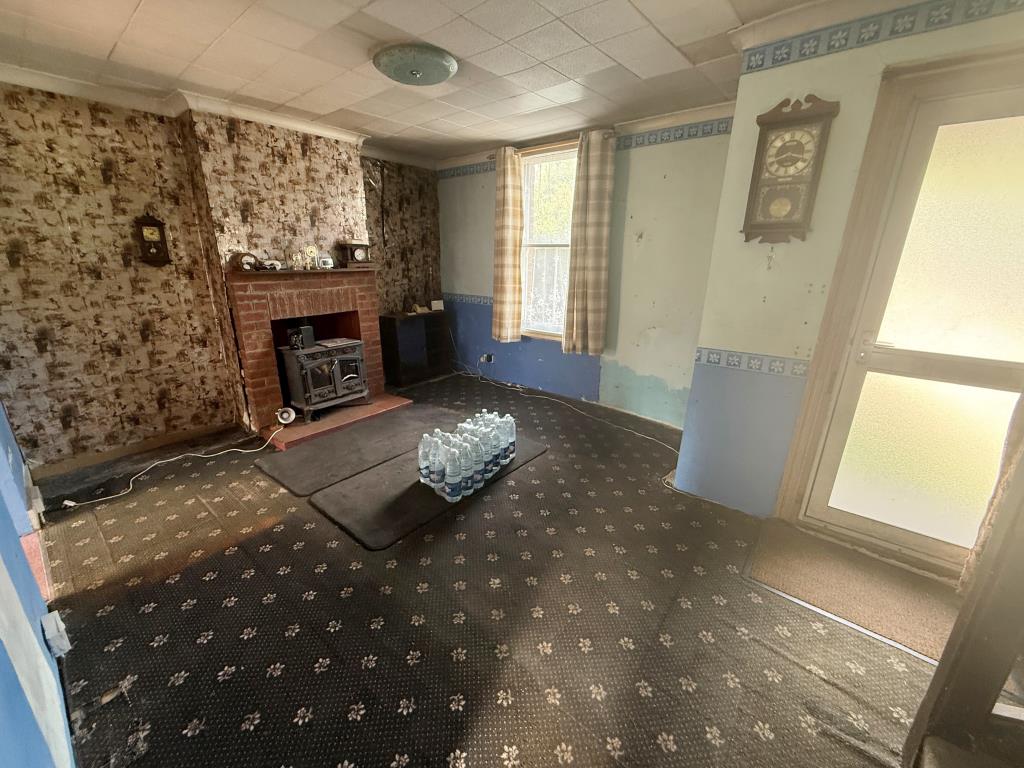 Lot: 157 - PAIR OF COTTAGES FOR REFURBISHMENT AND REPAIR WITH APPROXIMATELY 2.8 ACRES OF LAND - Living room